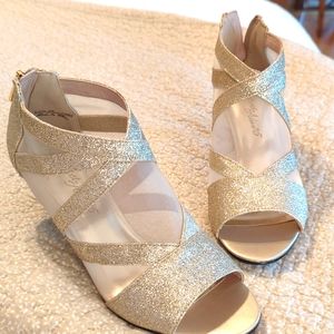 New, NNW gold woman's dress shoes size 8M by Easy Street